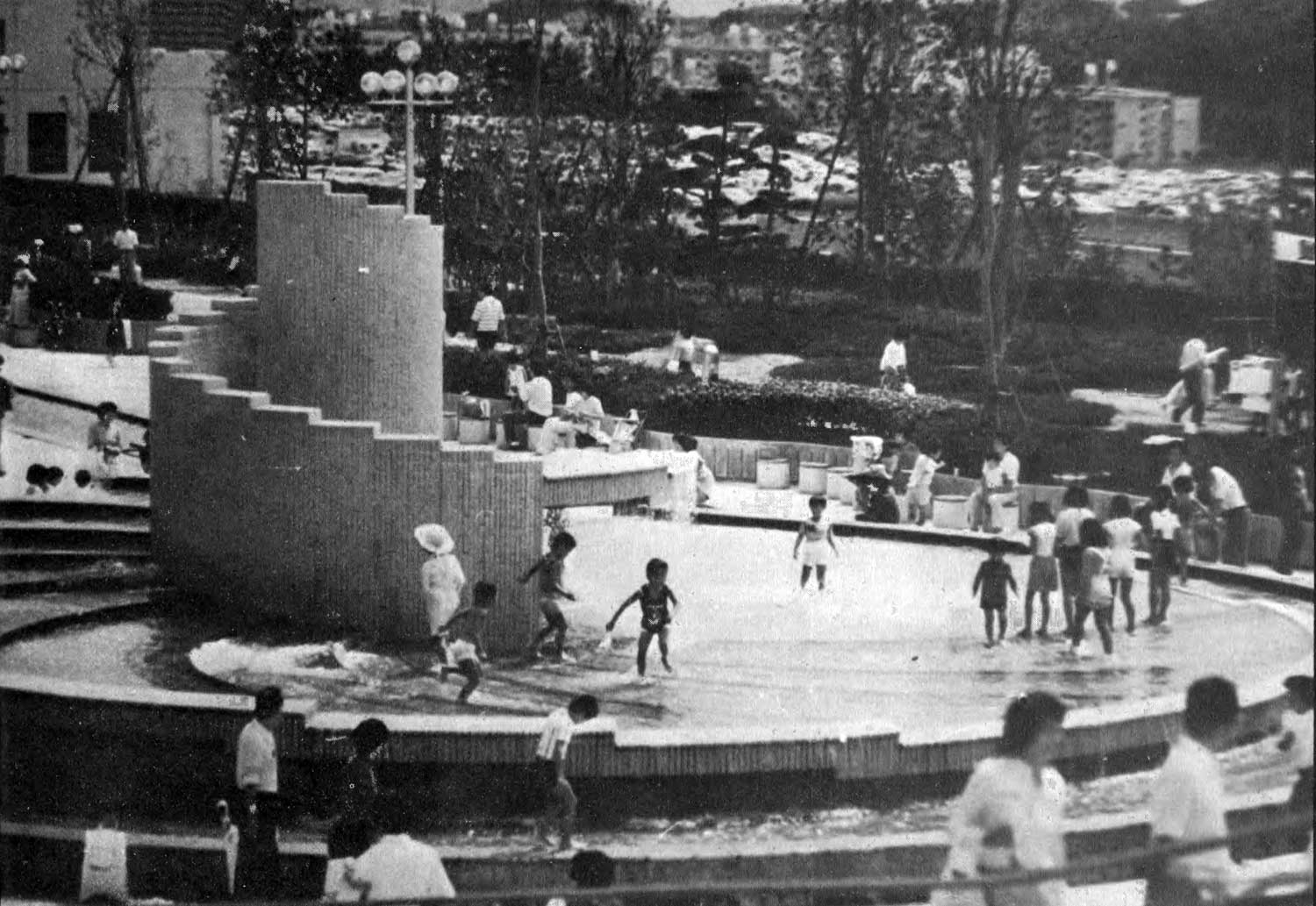 Площадь четырех сезонов автор Ц. Ямашита, Япония, начало 1980 годов Площадь четырех сезонов автор Ц. Ямашита, Япония, начало 1980 годов