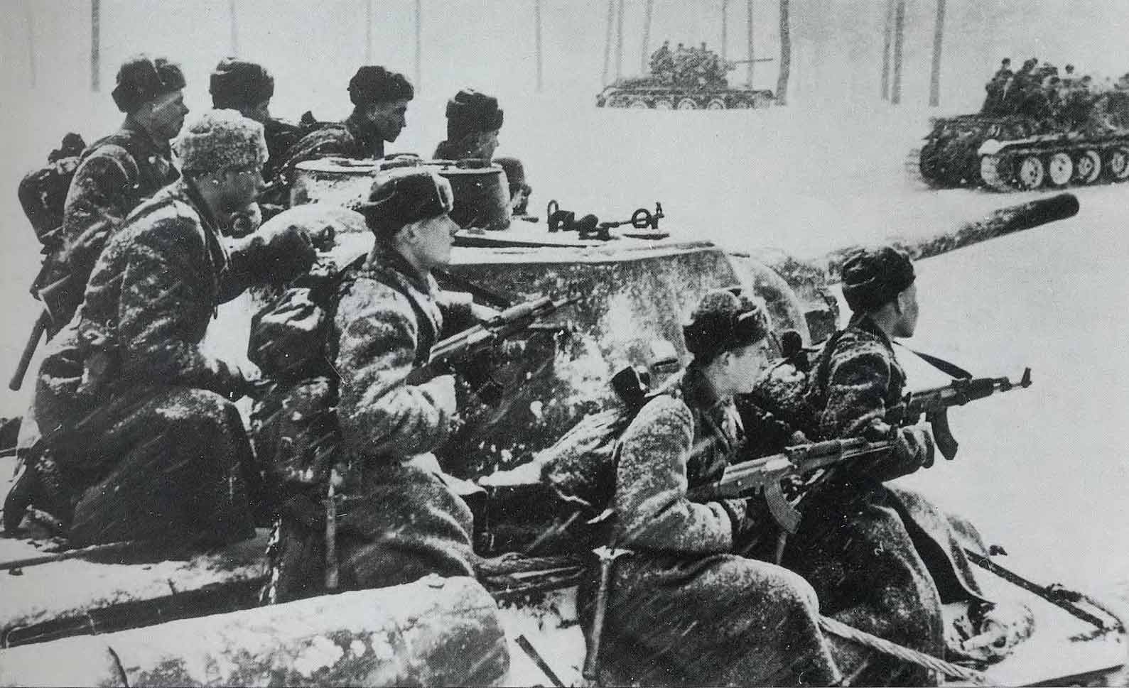 солдаты Советской Армии на учениях в начале 1950-х годов солдаты Советской Армии на учениях в начале 1950-х годов