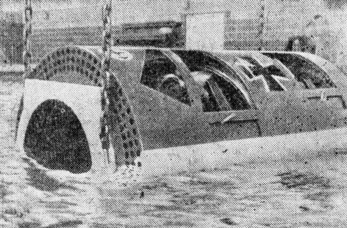 Тренажер для отработки действий летных экипажей при падении в воду Тренажер для отработки действий летных экипажей при падении в воду