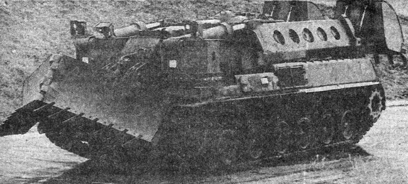 Саперный танк с плугом-бульдозером стран НАТО и США Саперный танк с плугом-бульдозером стран НАТО и США