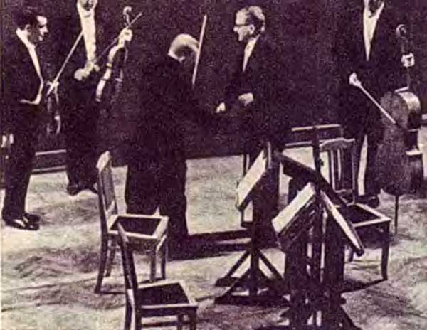 После премьеры Двенадцатого квартета Дмитрий Шостакович благодарит исполнителей