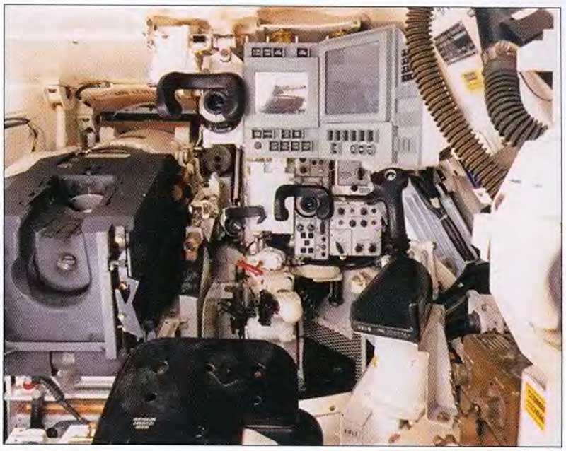 Внутренний вид башни М1А1 Абрамс со стороны места наводчика Внутренний вид башни М1А1 Абрамс со стороны места наводчика