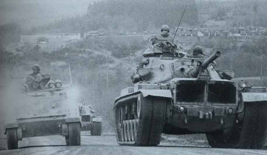 Колонна M60 возвращается в свои казармы после маневров в южной Германии Колонна M60 возвращается в свои казармы после маневров в южной Германии