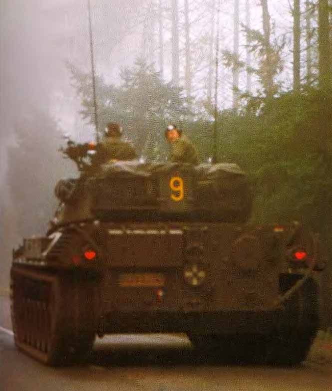 Немецкий танк Leopard 1 возвращается в казармы после учений Немецкий танк Leopard 1 возвращается в казармы после учений