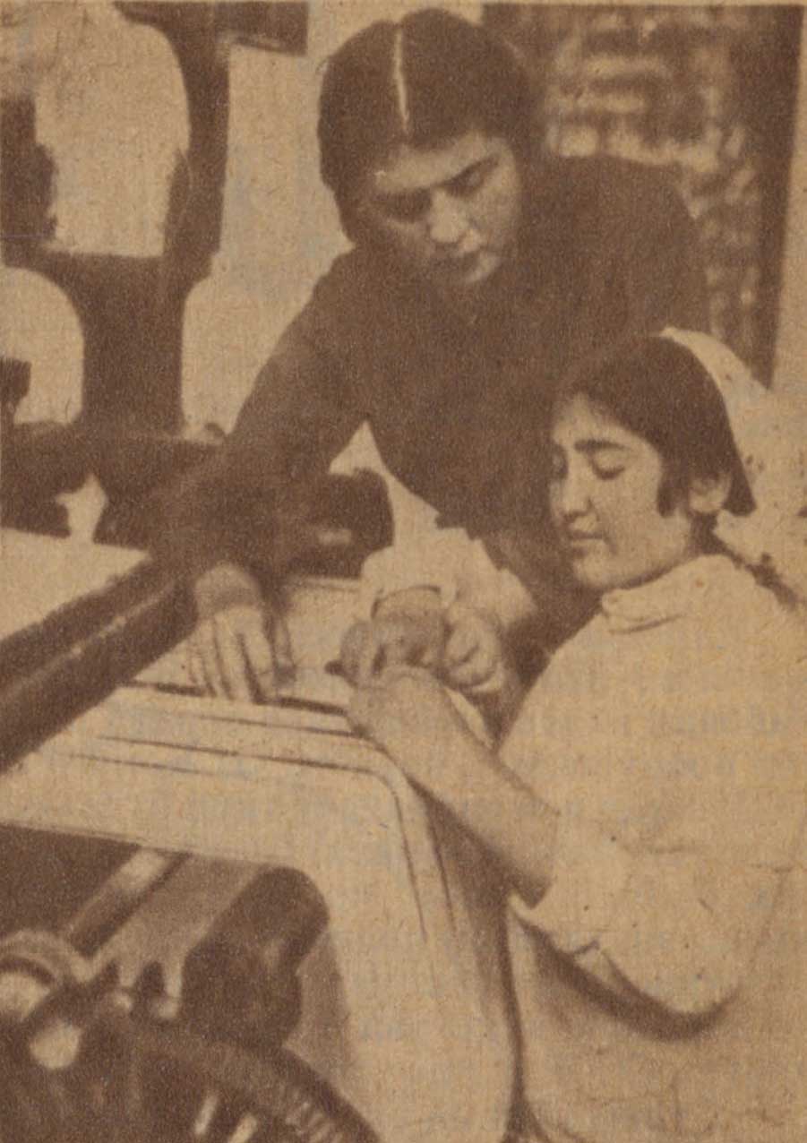 Фергана Ткачиха фабрики им. Ленина т. Голубкова обучает Алаеву 1931 год