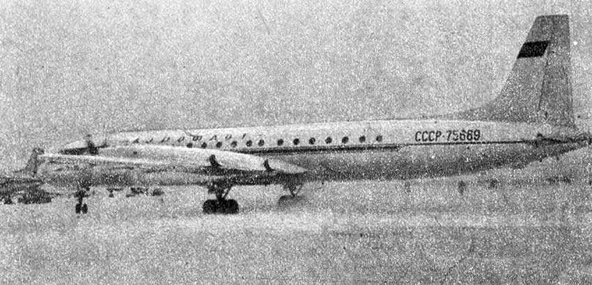1959 год аэропорт Внуково и пассажирский самолет Ил-18Б