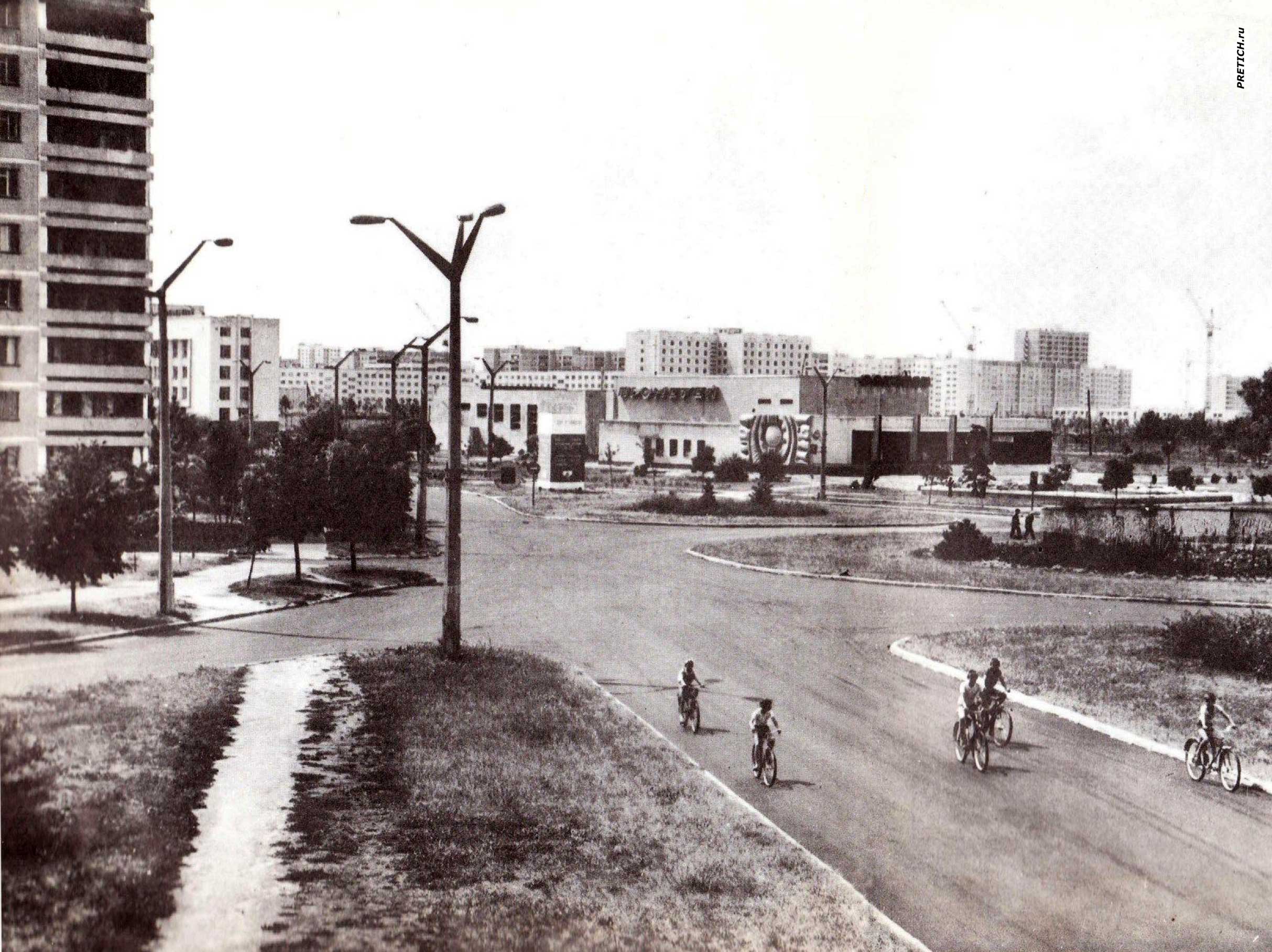 Припять, угол улиц Курчатова и Дружбы народов, кинотеатр Прометей, фото до аварии... Припять, угол улиц Курчатова и Дружбы народов, кинотеатр Прометей, фото до аварии...