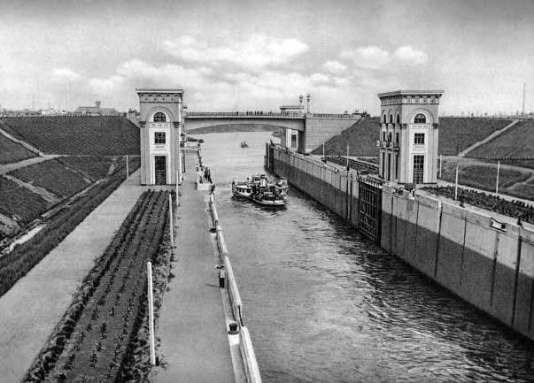 Канал имени Москвы, соединяет с Волгой