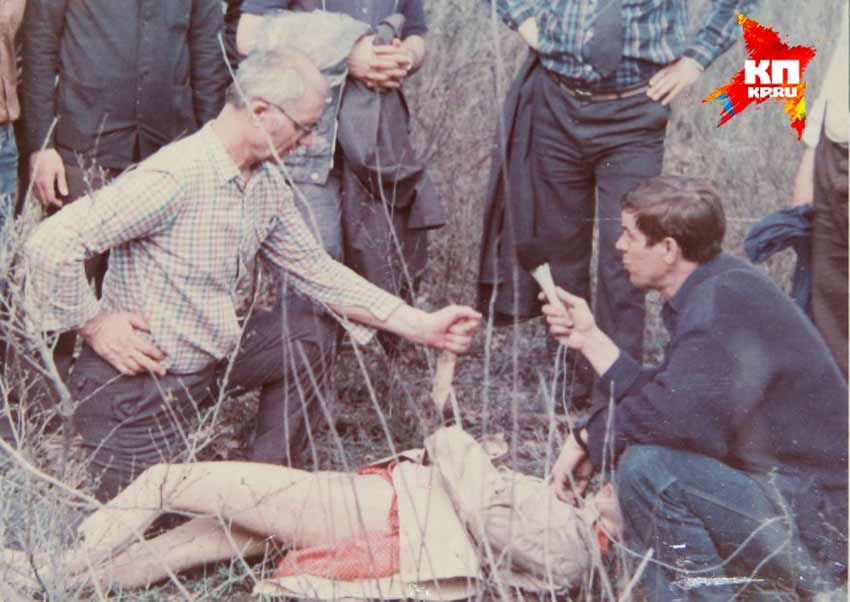 Чикатило на следственном эксперименте показывает