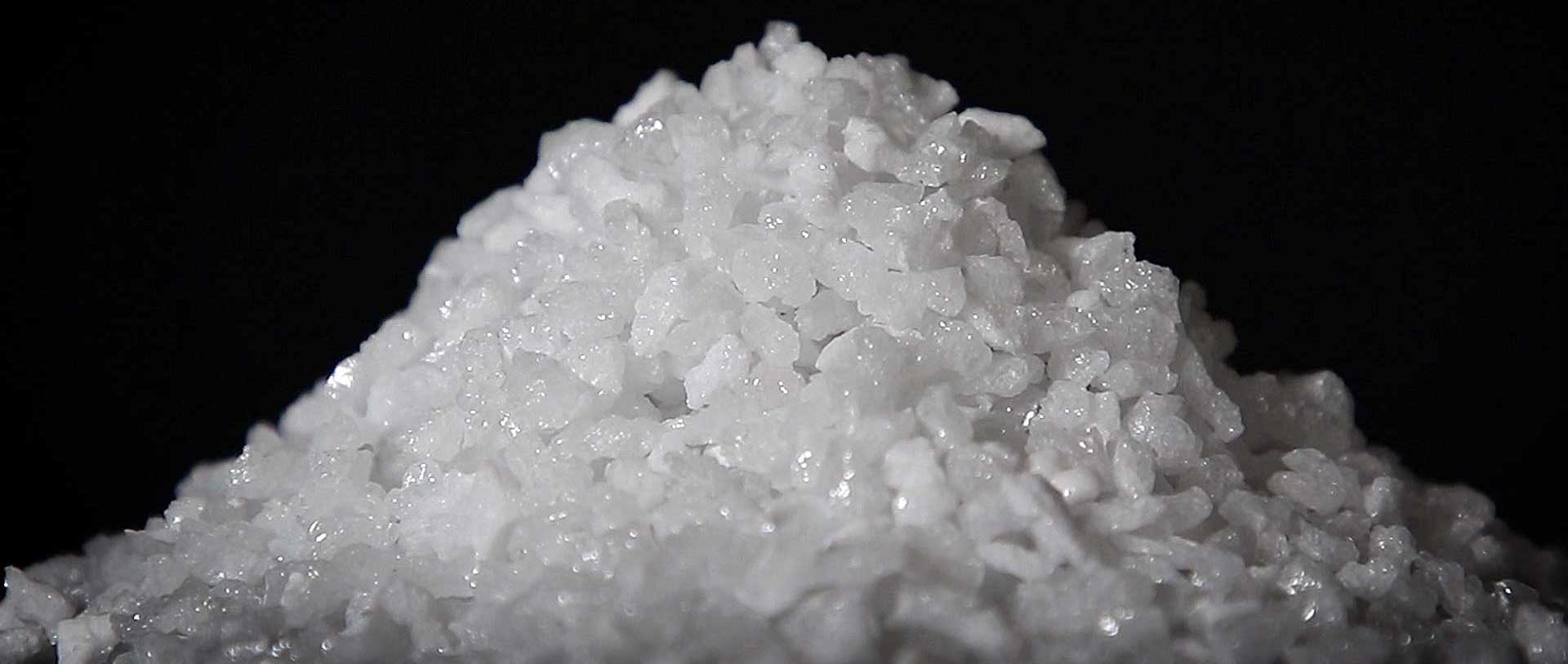 Электрокорунд белый при сильном увеличении Электрокорунд белый при сильном увеличении