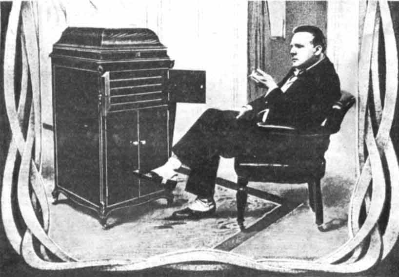 Шаляпин у граммофона фотография