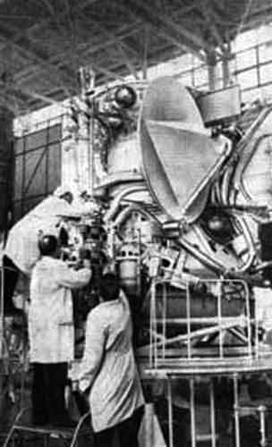 Автоматическая межпланетная станция «Венера-9» в сборочном цехе