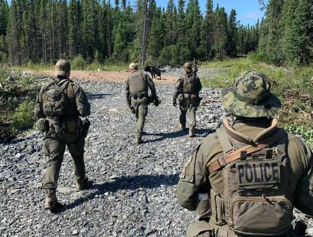 канадская полиция и добровольцы разыскивают беглых преступников канадская полиция и добровольцы разыскивают беглых преступников