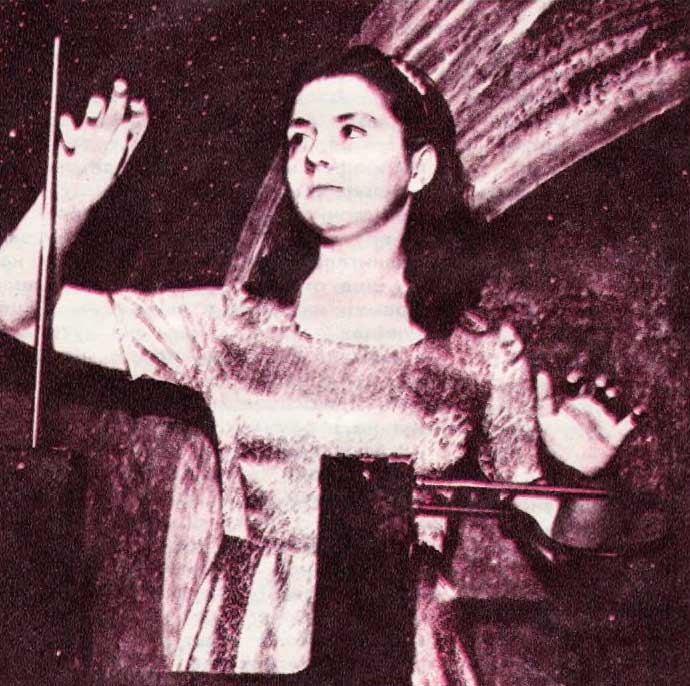 Зоч Александровна Раневская-Дружина играет на терменвоксе