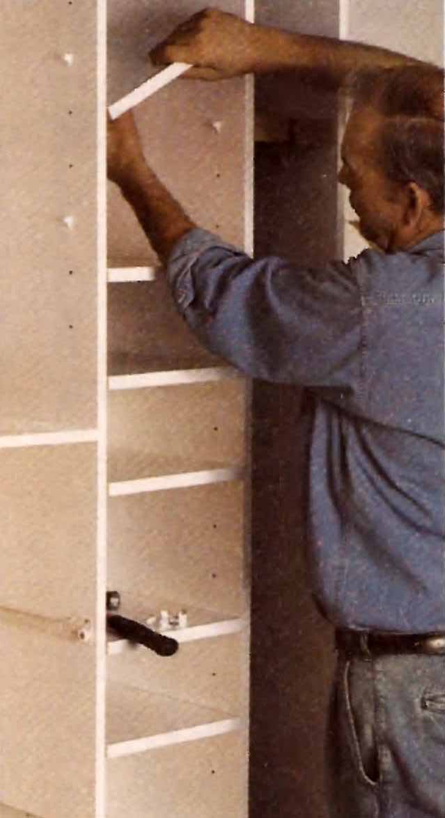 Для установки регулируемых полок просверлите отверстия Для установки регулируемых полок просверлите отверстия