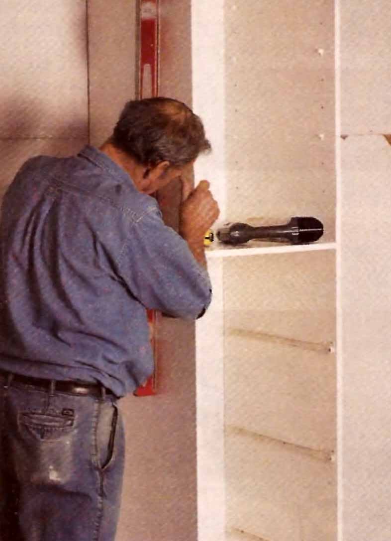 Прикрепите башню к стене с помощью шурупов Прикрепите башню к стене с помощью шурупов