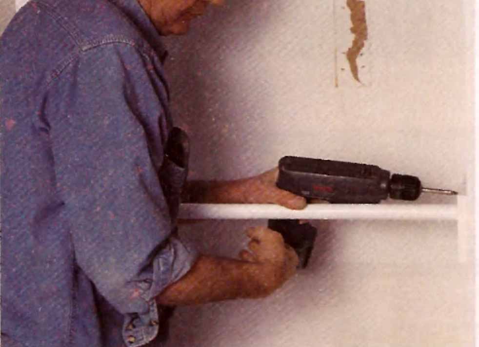 Горизонтальные металлические трубки-вешалки можно купить в магазине Горизонтальные металлические трубки-вешалки можно купить в магазине