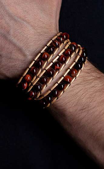 Бычий глаз и браслет их этого поделочного камня