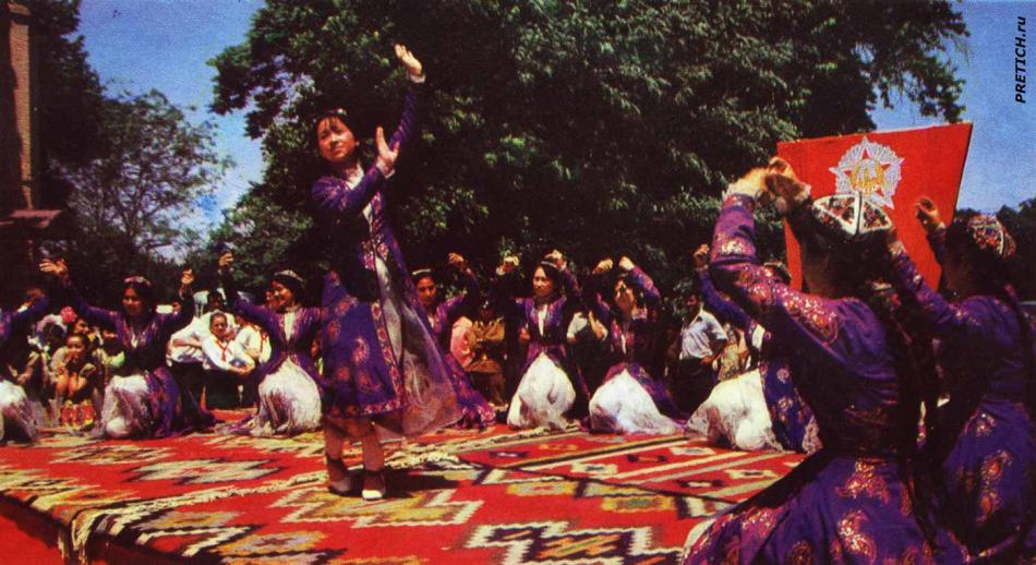 Выступление молодых исполнителей в колхозе