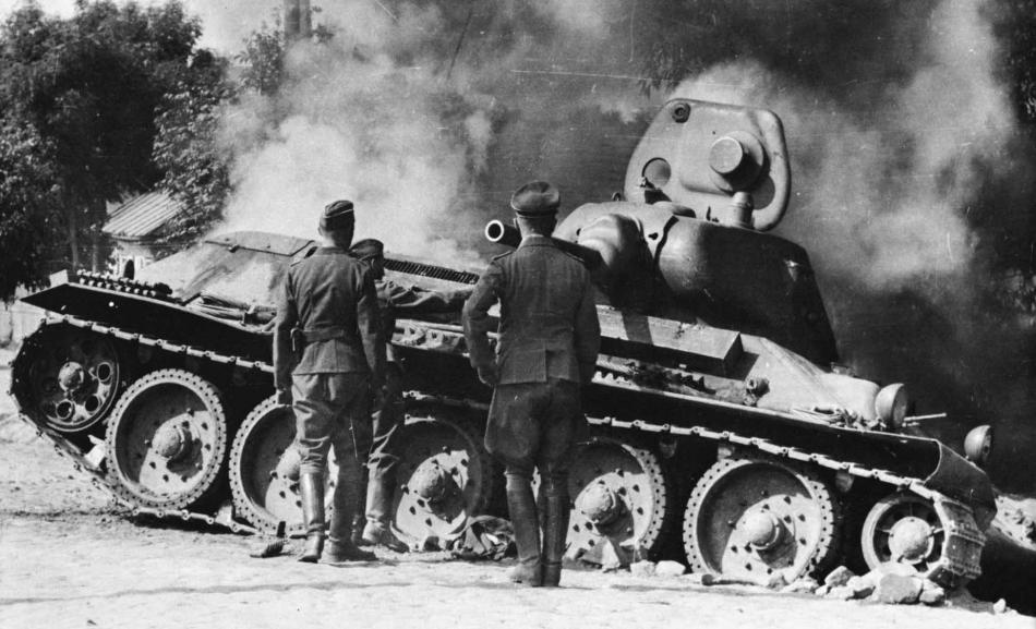 1941 - немцы осматривают Т-34