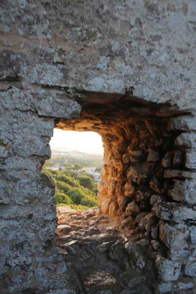 Бойница средневекового замка