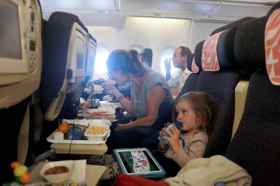 Стандартная картина в салоне самолета