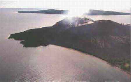 Кракатау в наши дни, вулкан все еще извергается