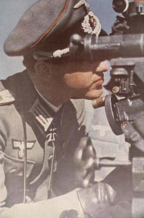 Немецкий офицер у орудийного прицела. 1943 г.