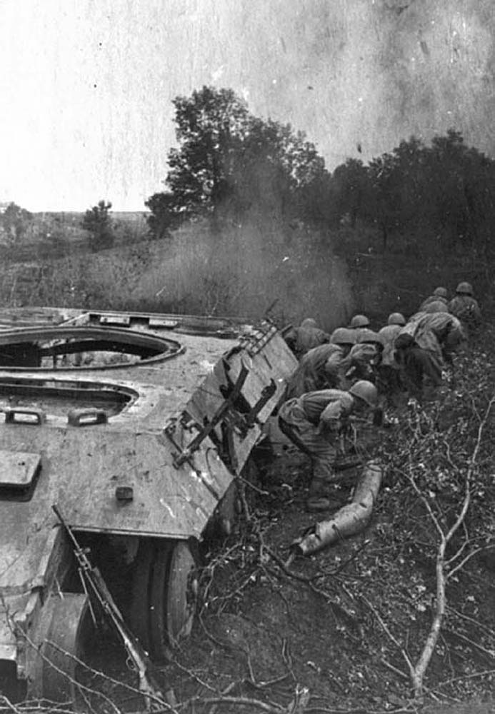 Прикрываясь подбитыми танками врага, бойцы продвигаются вперед, Белгородское направление